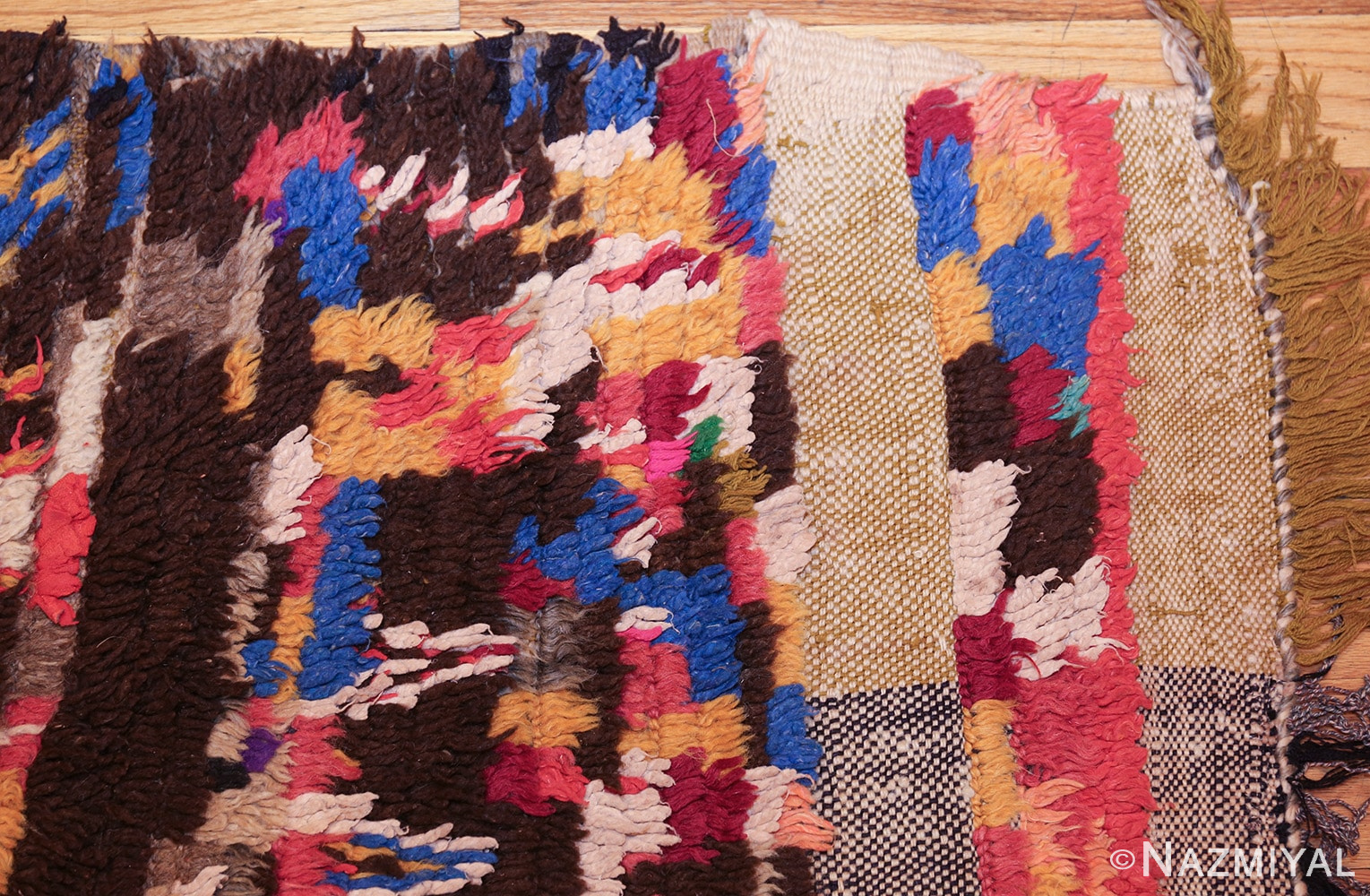 mid century vintage folk art moroccan rug 45013 corner Nazmiyal