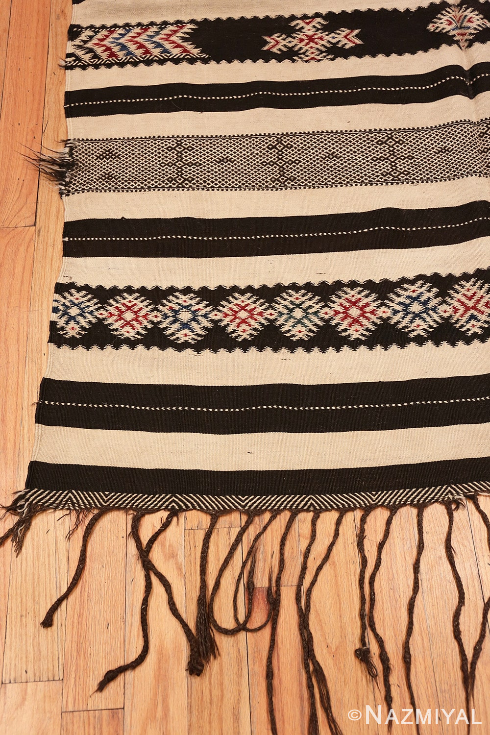 Corner Vintage Moroccan Kilim 45379 Nazmiyal
