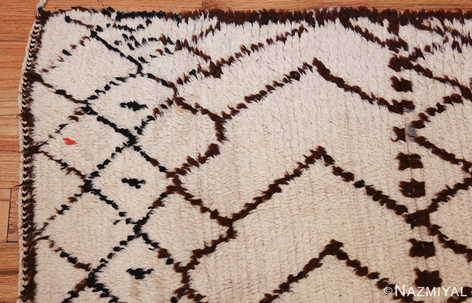 beautiful vintage moroccan rug 46043 corner Nazmiyal