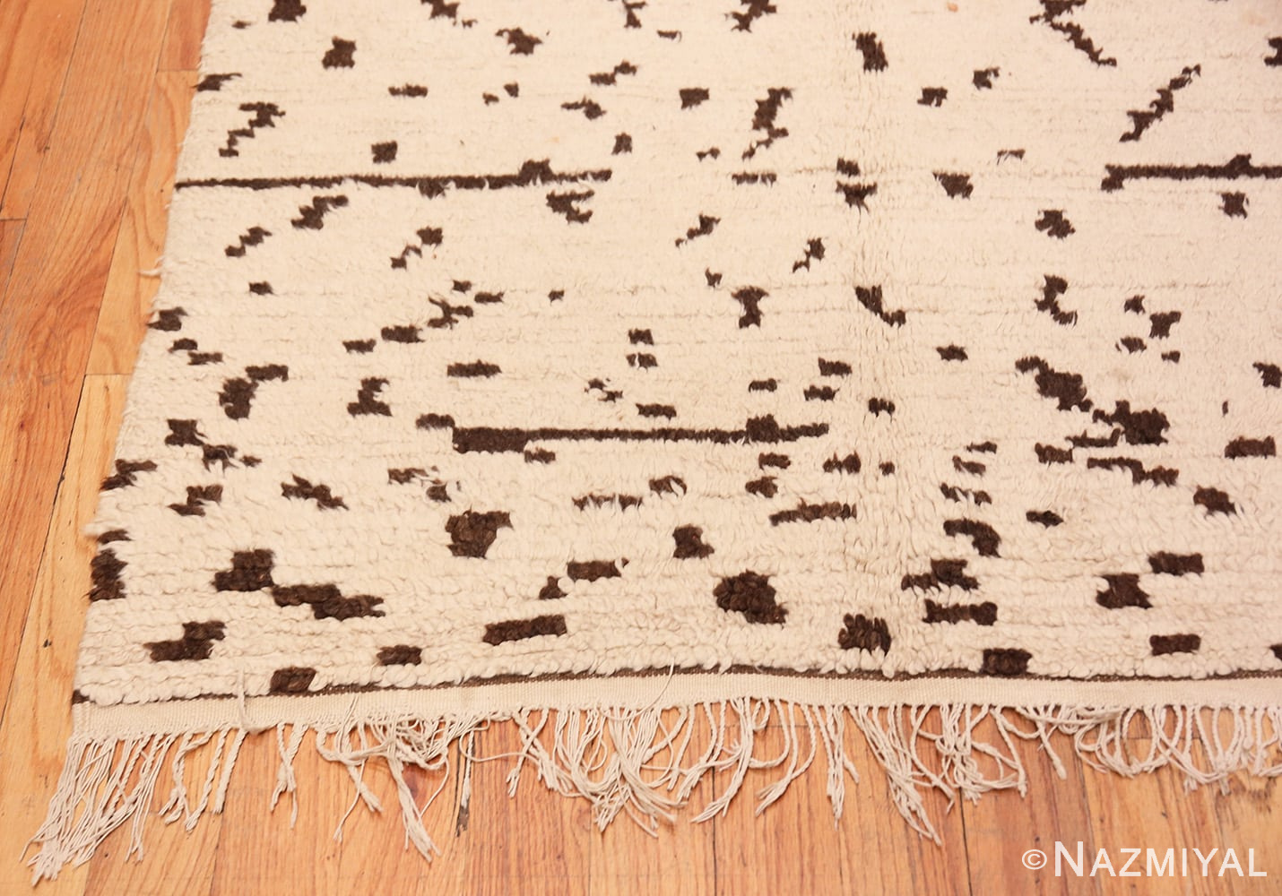 Corner Vintage Beni Ourain Moroccan rug 46505 by Nazmiyal