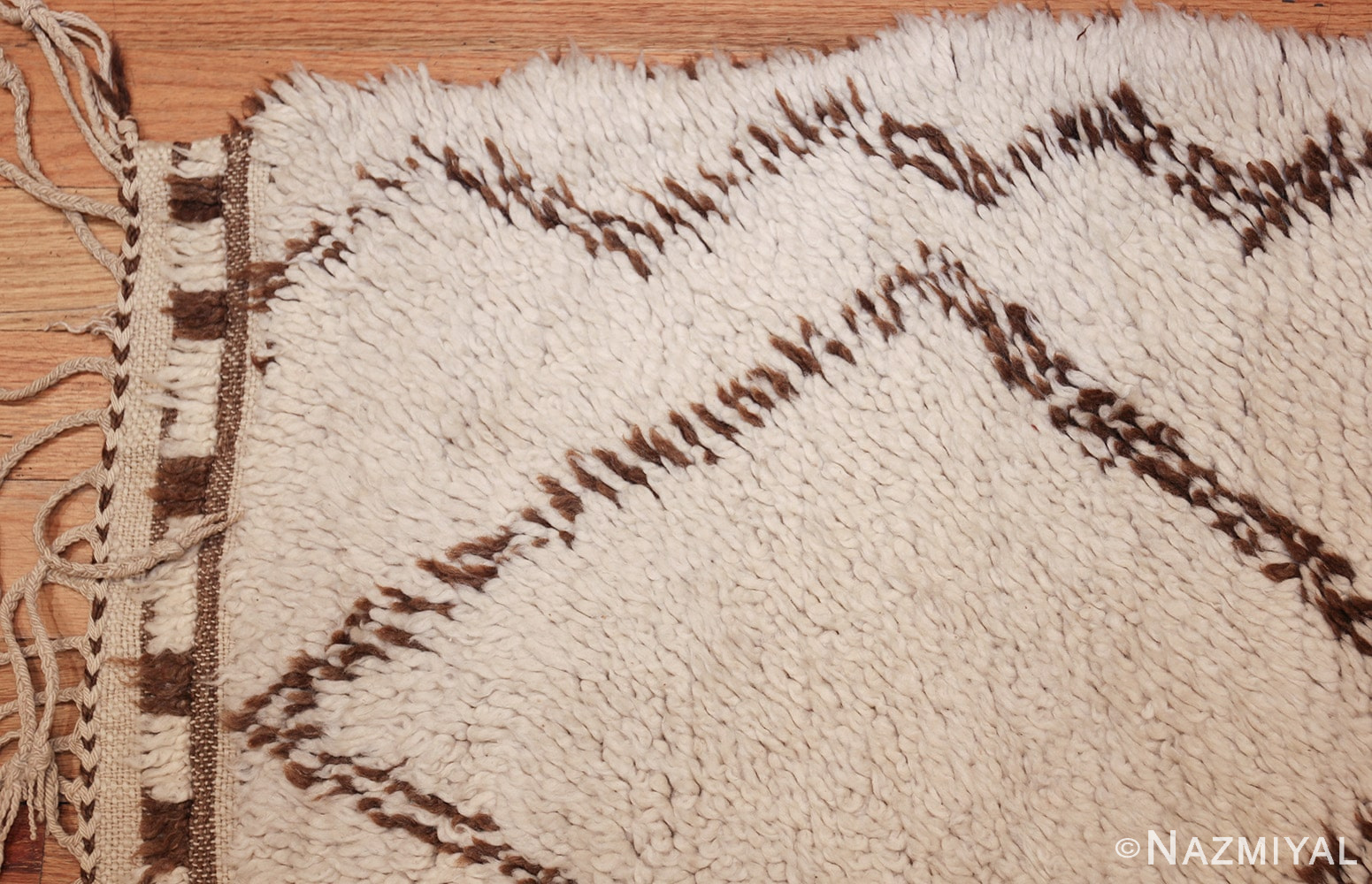 vintage beni ourain moroccan rug 47101 corner Nazmiyal