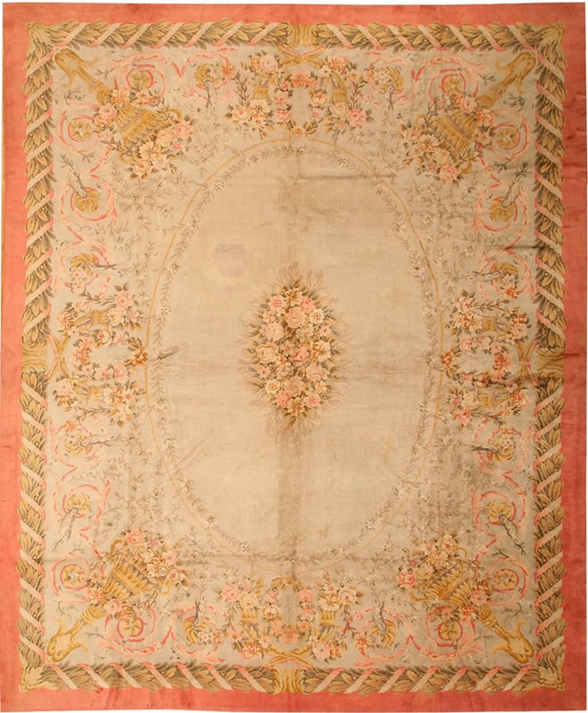 Photographie d'un tapis ancien Espagnol de la Savonnerie, disponible chez la collection Nazmiyal Photographie d'un tapis ancien Espagnol de la Savonnerie, disponible chez la collection Nazmiyal