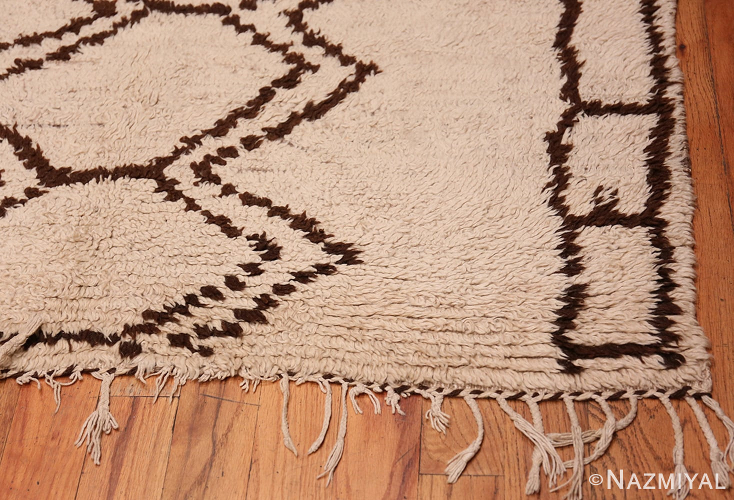 Corner Vintage Moroccan Beni Ourain Berber rug 47780 by Nazmiyal