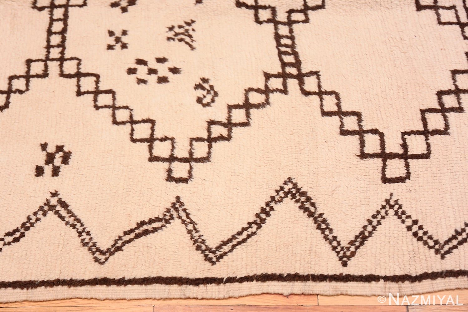 Border Vintage Ivory and Brown Moroccan rug 47953 by Nazmiyal