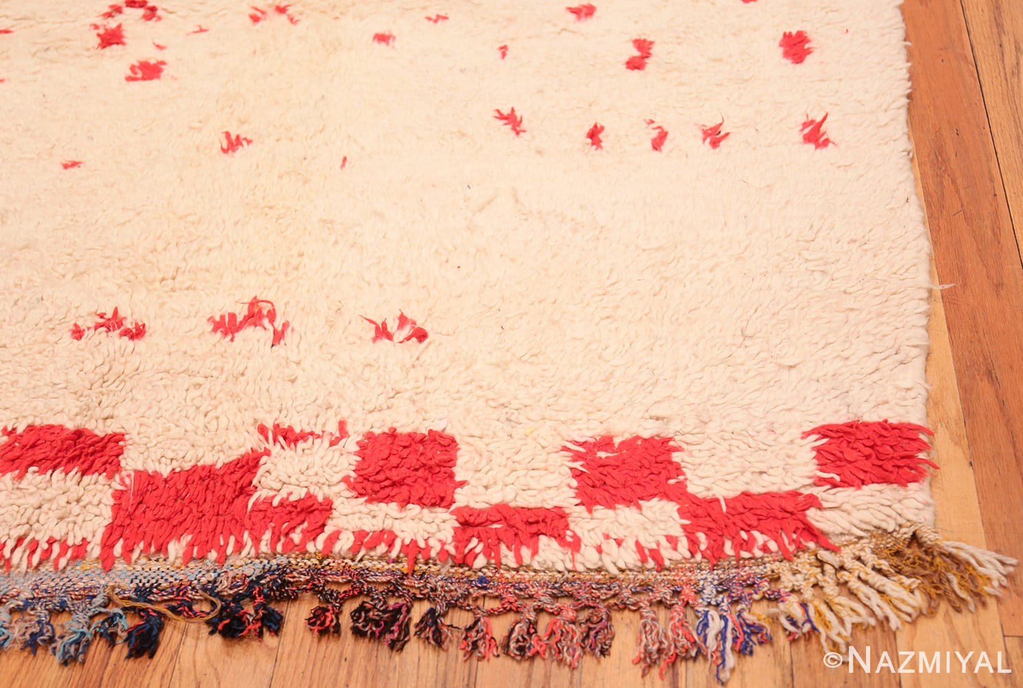 Corner Ivory and Red Vintage Mid Century Moroccan rug 47939 by Nazmiyal