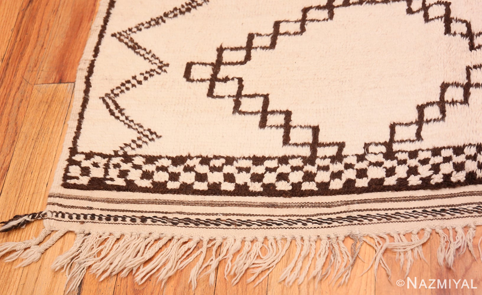 Corner Vintage Ivory and Brown Moroccan rug 47953 by Nazmiyal
